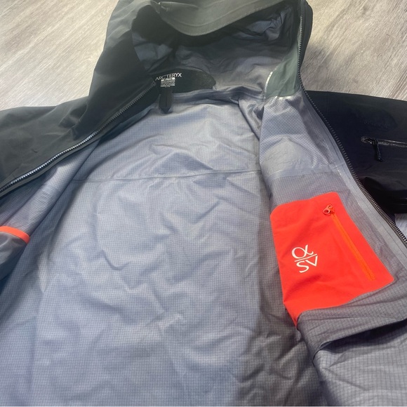 Arc’teryx Black GORE-TEX Hooded Shell Jacket – High-Performance Outdoor Gear - Picture 9 of 15